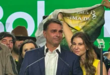 Michelle Bolsonaro manifesta apoio a Flávio Bolsonaro durante ato de formalização de candidatura