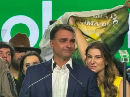 Michelle Bolsonaro manifesta apoio a Flávio Bolsonaro durante ato de formalização de candidatura