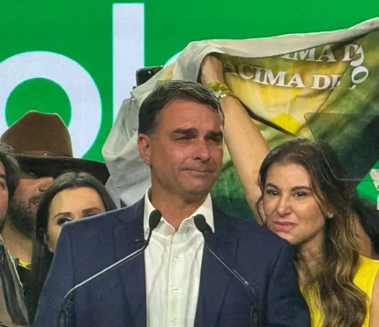 Michelle Bolsonaro manifesta apoio a Flávio Bolsonaro durante ato de formalização de candidatura