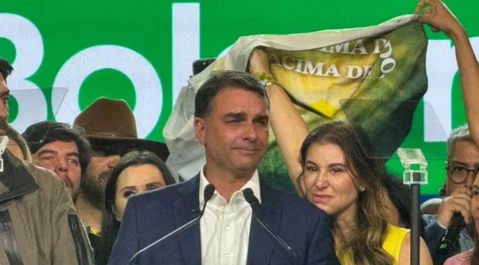 Michelle Bolsonaro manifesta apoio a Flávio Bolsonaro durante ato de formalização de candidatura