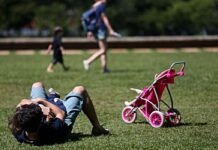 Pais estão menos presentes na criação de filhos, aponta estudo