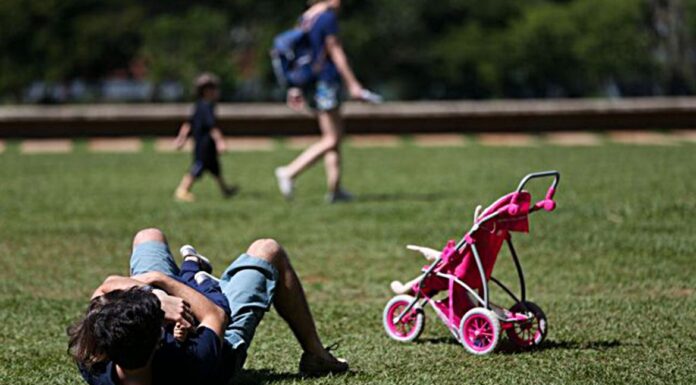 Pais estão menos presentes na criação de filhos, aponta estudo