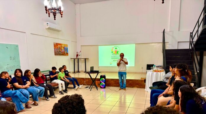 Jovens da Escola de Música da Fundação Nilo Coelho recebem palestra do Conselho Municipal da Criança e do Adolescente, em Petrolina