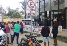 Moradores do Salitre protestam em frente à Prefeitura de Juazeiro e cobram melhorias nas estradas e acesso à água