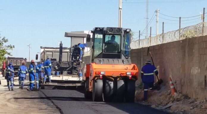 Avenida Saul Rosa avança com aplicação de asfalto CBUQ no bairro Palmares