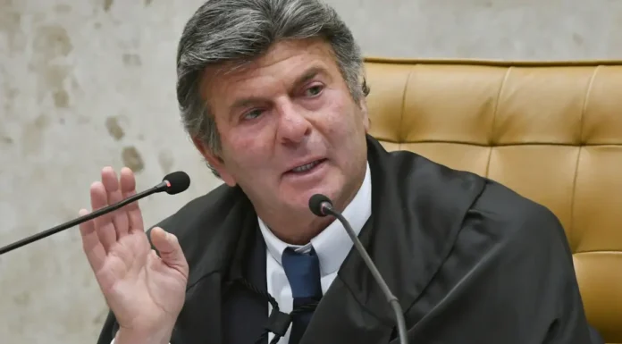 Fux suspende decisão de Dino que restabelecia posts de Nossa Senhora