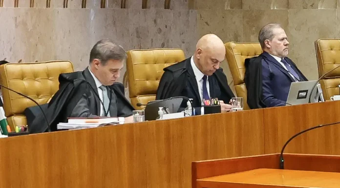 Sem decisão: Flávio Dino pede vista de julgamento sobre Moraes e Mendonça e sessão é encerrada sem data para ser retomada
