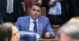 Flávio Bolsonaro usou apartamento de advogado investigado por fraudes no INSS, diz revista