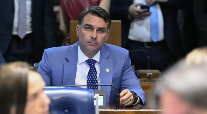 Flávio Bolsonaro usou apartamento de advogado investigado por fraudes no INSS, diz revista