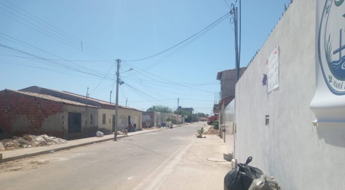 “Cada dia o carro passa em um horário diferente”, reclamam moradores sobre a coleta de lixo no bairro Malhada da Areia, em Juazeiro; SAAE afirma que serviço segue cronograma