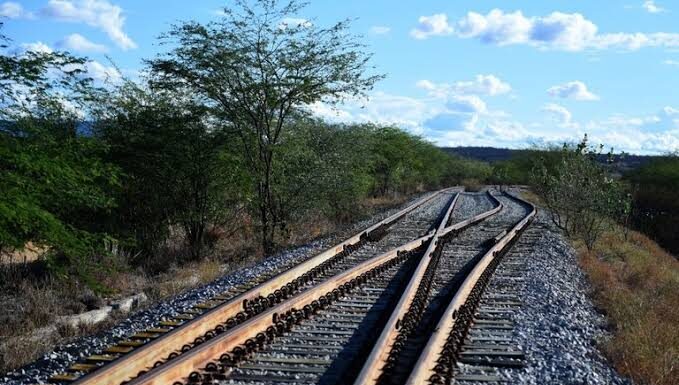 Estudo da Ferrovia Salvador-Juazeiro avança e prefeito Andrei projeta integração com a Hidrovia do São Francisco: “Juazeiro está nos trilhos do desenvolvimento