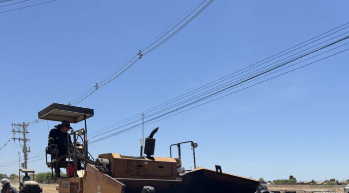 Ruas de Futuro: Recuperação asfáltica é realizada na Avenida Variante da Diocese e melhora ligação com a BA-210