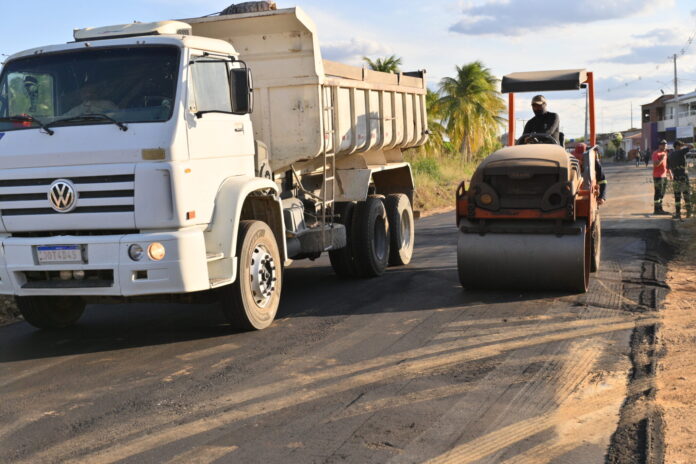 Recapeamento-transforma-rotina-de-moradores-e-comerciantes-da-comunidade-NH1-em-Juazeiro-Foto-Gilson-Santos-ASCOM-PMJ-2048x1364