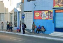 “É uma tortura”, destaca moradora sobre falta de cobertura em ponto de ônibus no Centro de Juazeiro