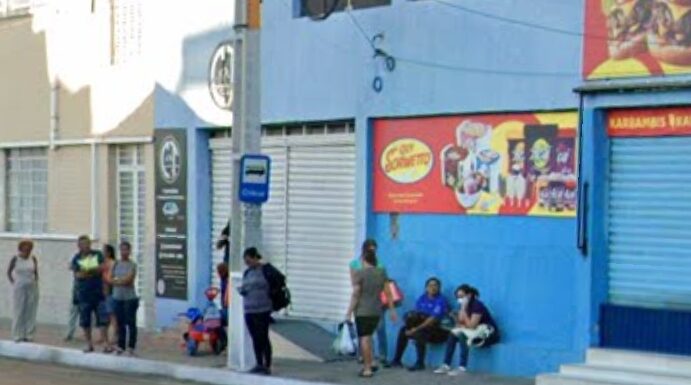 “É uma tortura”, destaca moradora sobre falta de cobertura em ponto de ônibus no Centro de Juazeiro