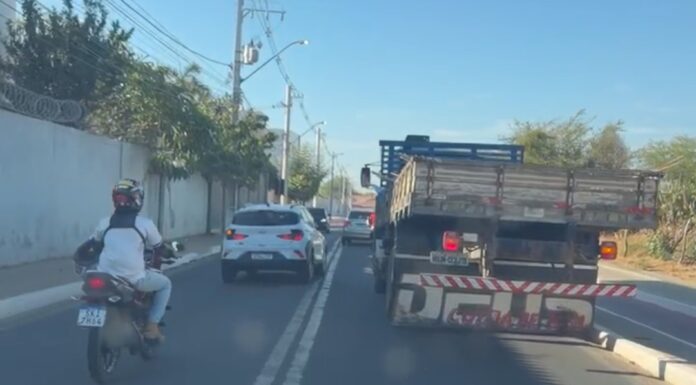 Condutor flagra caminhão de campanha parado em avenida de Juazeiro e questiona falta de fiscalização