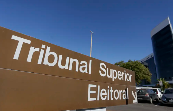 TSE determina prazo de 24 horas para Flávio Bolsonaro apagar vídeos que associavam Lula ao PCC e ao Comando Vermelho
