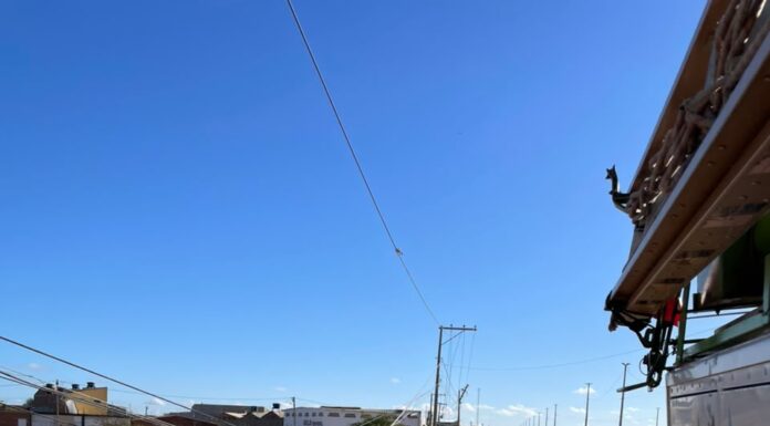 Caminhão derruba poste e deixa moradores do Loteamento Recife, Juazeiro, sem energia por mais de 12 horas: “Um dia difícil neste calor”; Coelba dá uma previsão