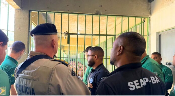 Comandante do CPR-N participa de revista no Conjunto Penal de Juazeiro