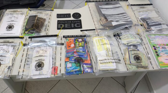 Polícia Civil investiga mãe e filho acusados de praticar crime financeiro em Juazeiro; foram apreendidos centenas de cartões bancários e mais de 300 promissórias que somam mais de R$ 300 mil