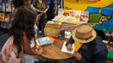 Livro sobre espetáculo da Cia Biruta de Teatro é lançado na Bienal de São Paulo