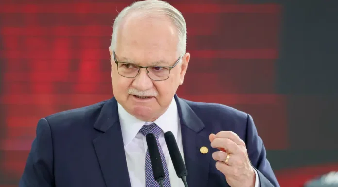Contando prazo: Fachin dá 5 dias para Mendonça e Gonet responderem acusação de Moraes
