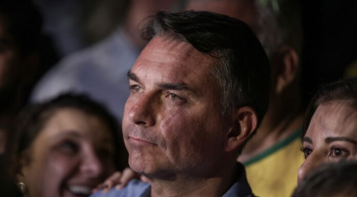 Mendonça multa Flávio por impulsionar post negativo contra Lula