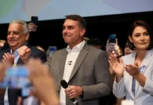 Flávio Bolsonaro recebe apoio de partidos e fala em mudar Constituição