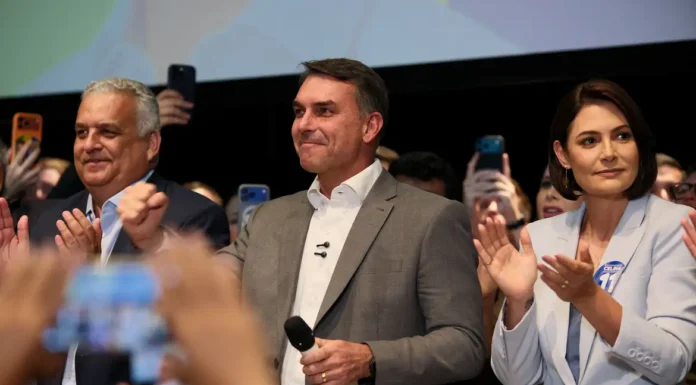 Flávio Bolsonaro recebe apoio de partidos e fala em mudar Constituição