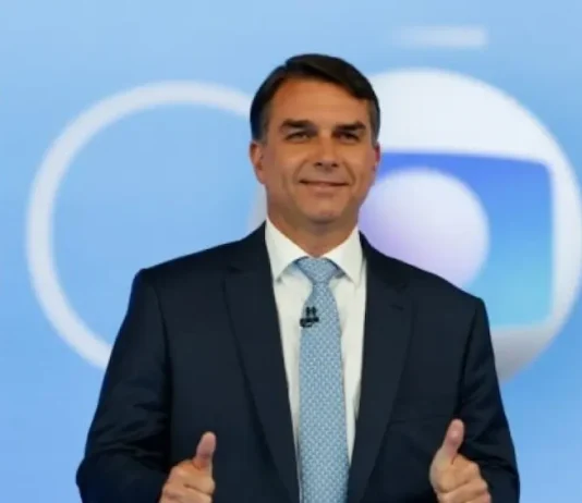 Após fuga para EUA, Flávio pode ter desconto no salário e processo de cassação no Senado