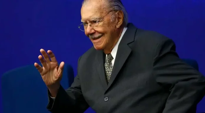 Ex-presidente José Sarney é internado após dores e procedimento abdominal