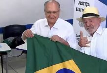 Candidato à reeleição, Lula vota em São Bernardo do Campo, em São Paulo, acompanhado de Alckmin e aliados