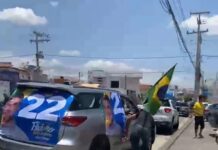 Leitor flagra carro com bandeiras de Flávio Bolsonaro e som alto em frente a colégio eleitoral de Juazeiro