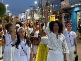 Mulheres de axé reverenciam as iabás em cortejo contra o machismo em Juazeiro