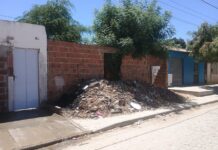 Moradora denuncia acúmulo de lixo e proliferação de ratos e insetos em casa abandonada no bairro Antônio Conselheiro, Juazeiro