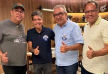 De petista a bolsonarista? Ex-prefeito de Juazeiro, Isaac Carvalho, aparece com identificação de Flávio Bolsonaro em encontro político em Salvador
