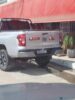 Carro do Ministério Público de Pernambuco é visto em frente a comércio de lojista denunciada por ofensas a eleitores de Lula, em Petrolina; órgão ainda não se pronunciou