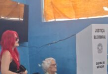 Exemplo da resistência feminina: Aos 94 anos, Dona Sebastiana vai as urnas em Juazeiro; ela nasceu em 1932, ano em que a mulher passou a ter direito ao voto no Brasil
