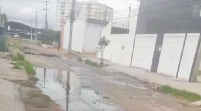 Moradora do bairro Jardim Amazonas, em Petrolina, reclama de esgoto a céu aberto há dias e cobra solução da Compesa: “a população merece respeito, saúde e dignidade”