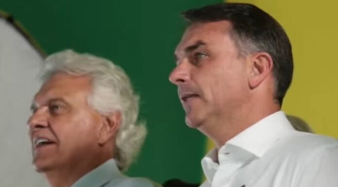 Virada de discurso: Depois de chamar Flávio Bolsonaro de “assaltante” na campanha, Caiado agora formaliza apoio ao candidato