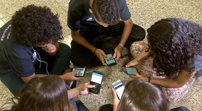 Pesquisa mostra que 82% são contra crianças de até 3 anos com celular