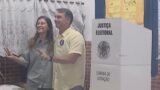 Flávio Bolsonaro vota no Rio de Janeiro acompanhado da esposa e de governador eleito