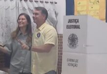 Flávio Bolsonaro vota no Rio de Janeiro acompanhado da esposa e de governador eleito