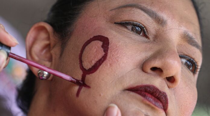 Aumentam agressões políticas em mês de luta contra violência à mulher